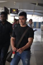 Aamir Khan arrives from auto rickshaw son_s wedding in Benares in Domestic Airport, Mumbai on 26th April 2012 (4).JPG